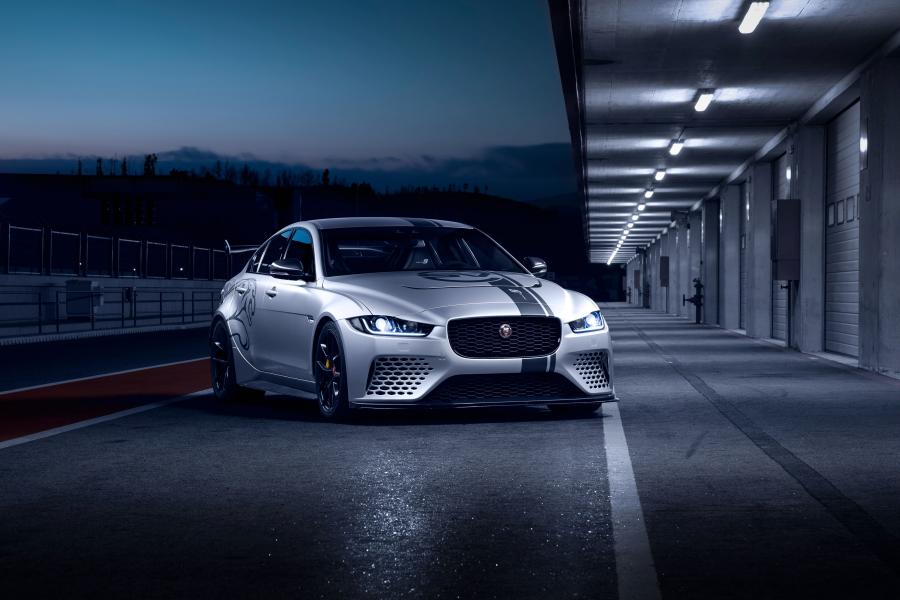  Jaguar XE SV Project 8 (X760) 2017 года  (WW) (фото 26 из 45)